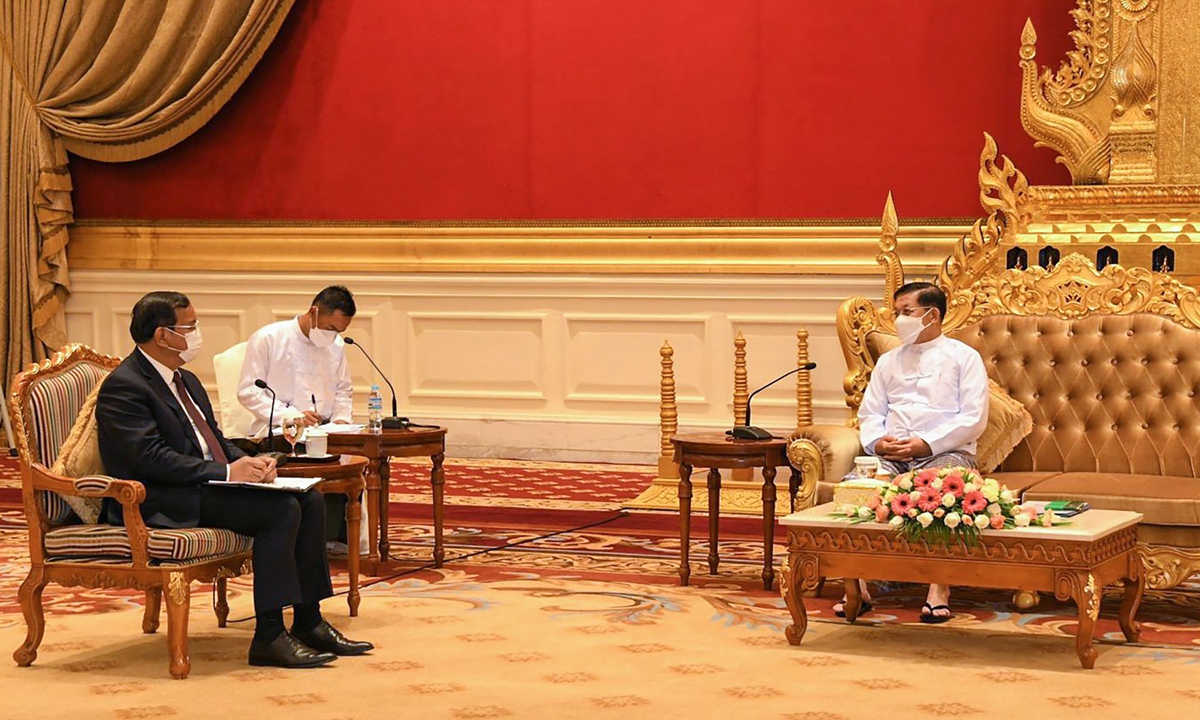 Myanmar Commander-in-Chief of Defense Services Senior General Min Aung Hlaing  (R) talks to Cambodian Foreign Minister Prak Sokhonn (left), the ASEAN special envoy to Myanmar, in Naypyidaw on March 21, 2022. Photo: VCG